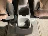 運転席、助手席間にはドリンクホルダーを2個セットしております。
