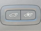 【パワーバックドア】スマートキーや運転席のボタンを押すだけでリアゲートが自動で開閉します!荷物を持っている時や、高い位置にあるバックドアを閉める際に便利な機能です。