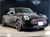 MINIのフロントグリルのデザインはイギリスで生まれた当初から、シルバーのサイドバーが折り重なった伝統的なデザインで御座います。その伝統はBMWのお車になってからでも少しずつ形を変えて守られております