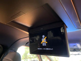 【フリップダウンモニター】大画面モニターで後席でもエンタメをお楽しみいただけます。小さなお子様にも大人気の装備です♪