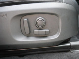 電動パワーシートですので運転中のシート調節も安全に行えます。微調整も可能ですのであなただけのドライビングポジションを実現します。