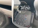 【オートエアコン】一度お好みの温度に設定すれば、車内の温度を検知し風量や温度を自動で調整。暑い&hellip;寒い&hellip;と何度もスイッチ操作をする必要はありません。快適な車内空間には必須の機能ですね♪