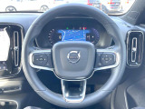 【ステアリングスイッチ】運転中、前方から目線をそらさずにオーディオ等の操作ができるよう、適切に配置されたスイッチ類。安心&快適なドライブを演出してくれる便利な機能です。