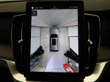 【360&deg;ビューカメラ】4台の高解像度カメラで360度の鳥瞰図を表示。隣の車や壁、死角にある障害物などを画面で確認できるため、狭いスペースでの駐車・出入りも安心です。