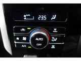 ★エアコンはオートタイプが装着済みです!オートモードにしておけば、車内温度を設定するだけで風の料や吹き出し口の切り替えを機械が行ってくれます!一年中快適な環境を作れますよ♪
