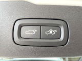【パワーバックドア】スマートキーや運転席のボタンを押すだけでリアゲートが自動で開閉します!荷物を持っている時や、高い位置にあるバックドアを閉める際に便利な機能です。