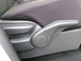 運転席シートリフターで高さを調整できます。