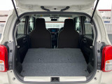 リヤシートも全車消毒済み。シートを倒すとゆったりとした室内空間に★レジャーにショッピングに大活躍!