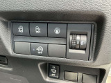 両側オートスライドドアです。インテリジェントキーや運転席のスイッチで簡単にドアの開閉ができるので、とても便利な装備です♪