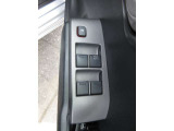 パワーウィンドウのスイッチ。運転席にいながら窓を開け閉めのコントロールできますよ。