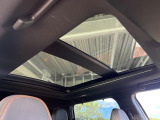 【パノラマルーフ】大型のガラスルーフ搭載で車内の解放感が一気にアップ!開放的なドライブをお楽しみいただけます。