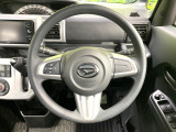 インテリアに合わせたデザインのステアリングは、運転される方のことも考え、運転しやすい形状、大きさです。是非一度、実際に触ってお確かめください。