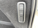 全輪駆動に対応するボルボの自動調整式エアサス付き♪自動的に車高を保ち道路と走行条件に合わせて各ショックアブソーバーを調整します。