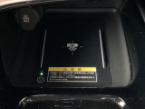 Qi対応のスマートフォンを置くだけで充電ができます。