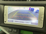 リバースギアに入れるだけで後方の表示へ切り替わります。夜間や雨の日の駐車も楽になりますよ。