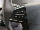 ステアリングには運転中でも簡単に操作できる各種スイッチついてます