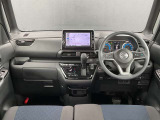 運転席周りになります。内装色はブラックです。