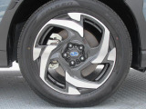 純正18インチアルミホイール。 タイヤサイズは225/55R18