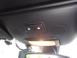 幌の開閉はこのスイッチ一つで開閉可能です。閉じるときには全クローズ前に一端停止する安全機能もついています。