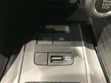 内装工程では、中古車を気持ちよくお乗りいただけるよう清掃しております。シートの洗浄はもちろん、ニオイの元となるフロアカーペットまで洗浄・消臭を実施。