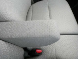 運転席シートには可動式の肘置きが備わっています。