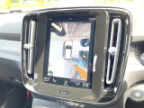 【360&deg;ビューカメラ】4台の高解像度カメラで360度の鳥瞰図を表示。隣の車や壁、死角にある障害物などを画面で確認できるため、狭いスペースでの駐車・出入りも安心です。