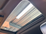【サンルーフ】開放感たっぷりの希少装備、サンルーフが装着されています!車内に明かりを取り入れたり景色を楽しむ以外にも、車内の空気も簡単に換気できて快適です!