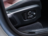 電動パワーシートですので運転中のシート調節も安全に行えます。微調整も可能ですのであなただけのドライビングポジションを実現します。