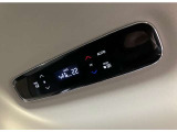 【フルオート・エアコン】空調関係も操作しやすく配置されています。お好みの温度をセットするだけで風の強さや風量を自動で調整します。