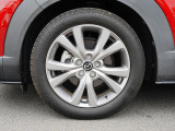 18インチ純正アルミホイールを装備。タイヤサイズは215/55R18となります。