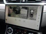 【3Dサラウンドカメラ】周囲の安全確認をアシストする機能です。3D車外ビュー、360&deg;オーバーヘッドビューを 利用して、狭いスペースでも安心、スムーズに運転操作ができます。