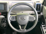 インテリアに合わせたデザインのステアリングは、運転される方のことも考え、運転しやすい形状、大きさです。是非一度、実際に触ってお確かめください。