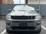 Jeepの象徴7スロットグリルがインパクトあります。