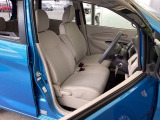 【ベンチシート】運転席と助手席の移動もスムーズ!狭い駐車場での乗り降りや、お子様の乗り降りにも便利です。座席の間にコンソールボックスやドリンクホルダーがないため、車内空間が広く感じます。