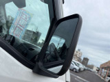 毎日使うドアミラーの状態確認に。鏡面のキズやカバーの擦れ、格納部の具合、装備有無も◎。