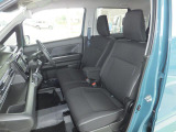 フロントシートはベンチシートです。インパネシフトで足元は広々。運転席と助手席はウォークスルーできます。