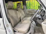 運転席シート廻りは使用感も少なく、良好な状態となっています。前オーナー様が丁寧に使っていたことがよくわかりますね。