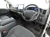 シンプルで使いやすいデザインの運転席です。