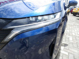 【アダプティブLEDヘッドライトシズテム】車両を検知し、LEDヘッドライトが対向車や先行車を照射しないように自動でハイビームの照射範囲を切り替えます。