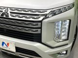 【LEDヘッドライト】悪天候や夜間走行時も良好な視界を確保し安心して運転できる高輝度LEDヘッドライトを装備!点灯速度が早く、消費電力も抑えられています。