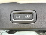 【パワーバックドア】スマートキーや運転席のボタンを押すだけでリアゲートが自動で開閉します!荷物を持っている時や、高い位置にあるバックドアを閉める際に便利な機能です。