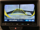 リバースギアに入れるだけで後方の表示へ切り替わります。夜間や雨の日の駐車も楽になりますよ。