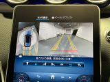 【全方位型モニター】クルマを上空から見下ろしているかのように、直感的に周囲の状況を把握できる全方位型モニター。狭い場所での駐車でも周囲が映像で確認できます。