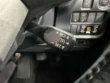 クルーズコントロール機能が付いています。 速度を設定するとアクセルを踏まなくても一定の速度で走ることができます。  高速道路ではとても便利な装置なんです。