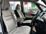 運転席・助手席は、ゆったりと座れるサイズで、長時間の運転でも快適です。