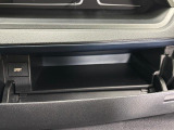運転席側のインパネアッパーボックスは嬉しい収納!ここにもUSBソケット付いているのでスマホの充電もできます!