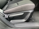 運転席にはドライバーの体型や好みに応じて前後方向だけでなく、高さの調整ができるシートリフターを装備!