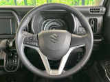 インテリアに合わせたデザインのステアリングは、運転される方のことも考え、運転しやすい形状、大きさです。是非一度、実際に触ってお確かめください。