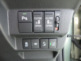 電動両側スライドドアが付いてます(運転席から操作可能です)VSA、パーキングセンサ―、路外逸脱抑制機能、衝突軽減ブレーキ(CMBS)のスイッチです。