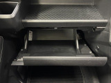 【グローブボックス】車検証入れ等の収納に便利です♪
